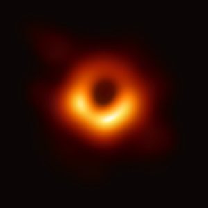 Primera imagen real en la historia de un agujero negro supermasivo ubicado en el centro de la galaxia M87, presentado el 10 de abril de 2019 por el consorcio internacional Telescopio del horizonte de sucesos.